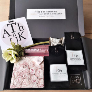 Dit stijlvolle brievenbuspakketje met o.a. heerlijke thee, chocola en een bloem, is een super lief kadootje als bedankje