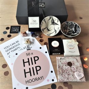 super stijlvol cadeau voor Fifty and Fabulous giftbox met heerlijke, toepasselijke thee en veel ander moois en lekkers