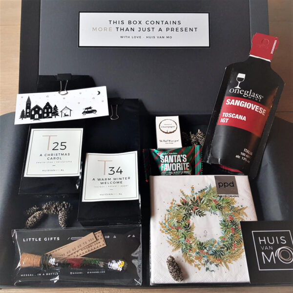Een smaakvol kerstpakket met thee, wijn en ander leuks en lekkers dat ook nog eens door de brievenbus past