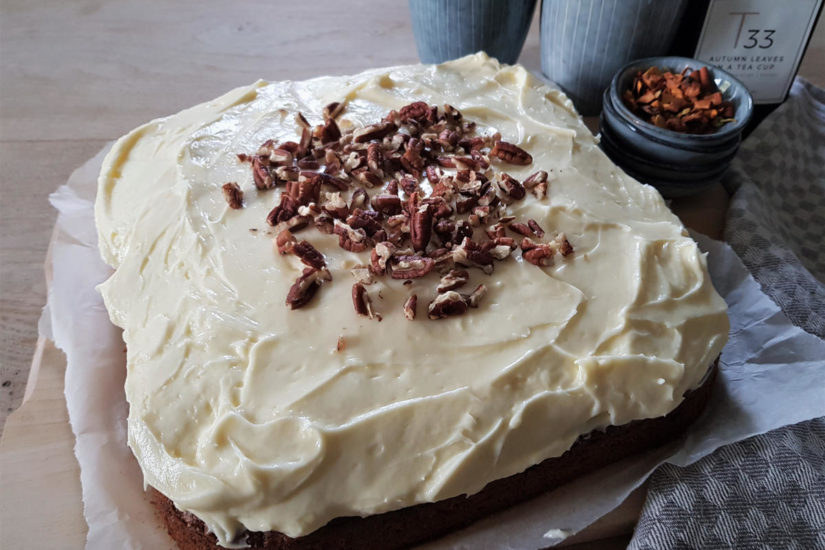 verrukkelijke carrot cake met een topping van roomkaas en pecan noten