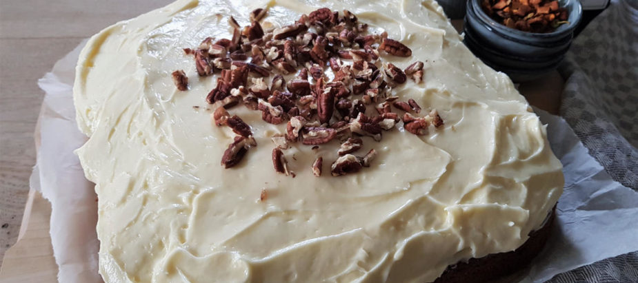 verrukkelijke carrot cake met een topping van roomkaas en pecan noten