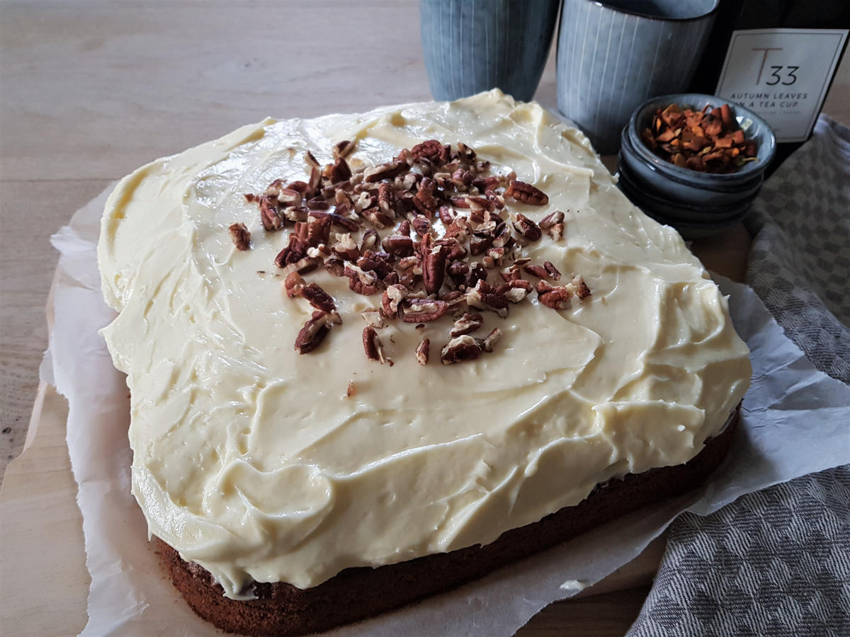verrukkelijke carrot cake met een topping van roomkaas en pecan noten