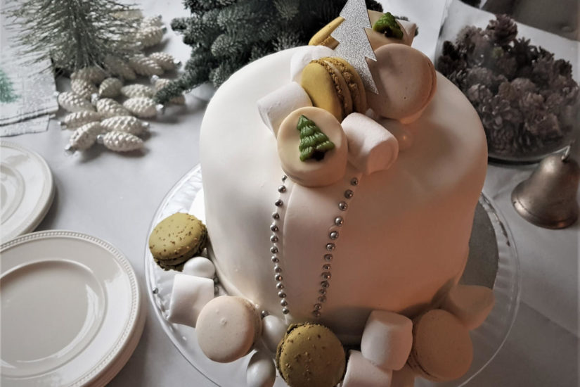 fantastische, feestelijke taart, afgewerkt een dubbele marsepein-fondantlaag en macarons