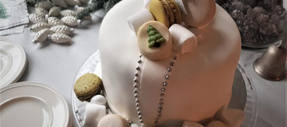 fantastische, feestelijke taart, afgewerkt een dubbele marsepein-fondantlaag en macarons