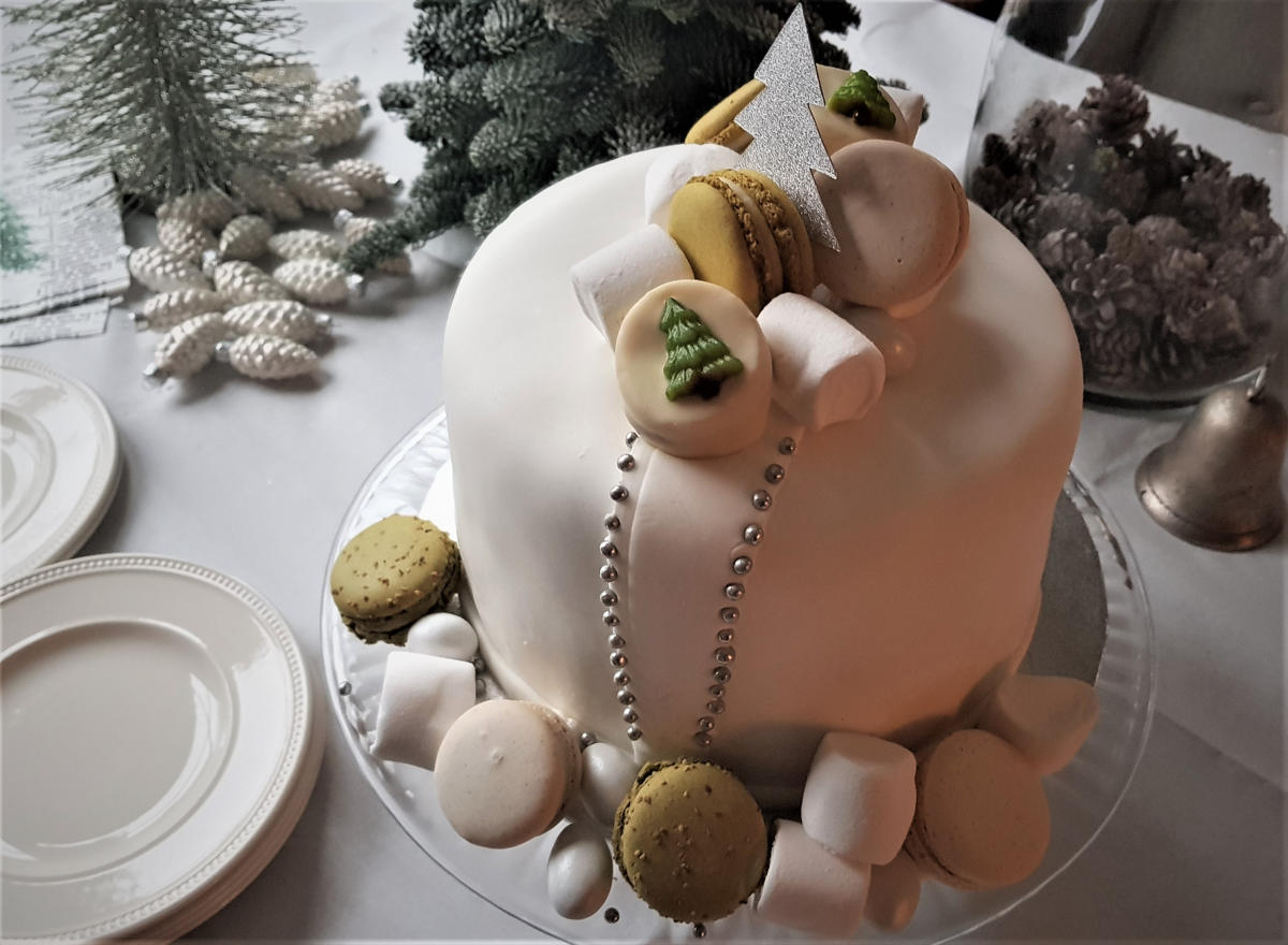 fantastische, feestelijke taart, afgewerkt een dubbele marsepein-fondantlaag en macarons