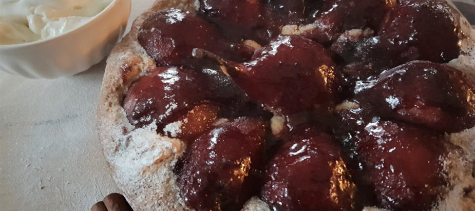 prachtig stoofperen taartje bestrooid met poedersuiker