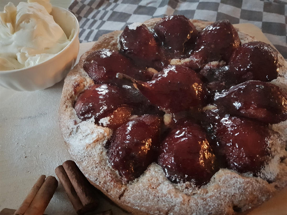 prachtig stoofperen taartje bestrooid met poedersuiker