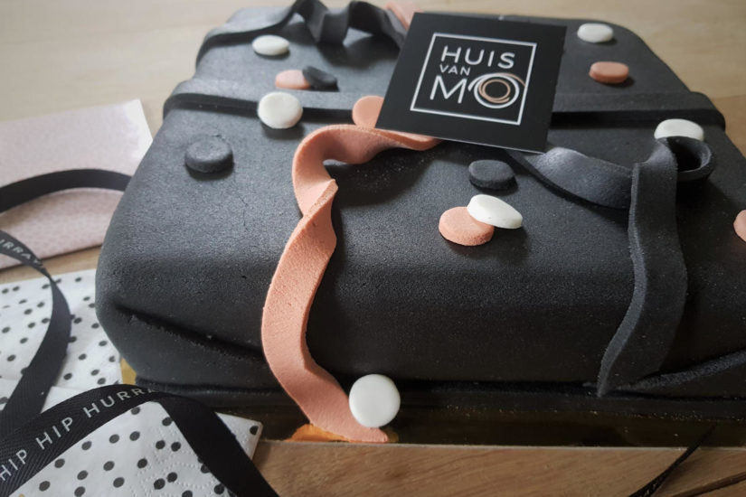 super mooie en lekkere marsepein taart in de vorm van een HUISvanMO kadootje