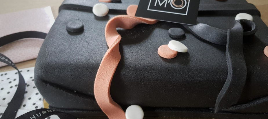 super mooie en lekkere marsepein taart in de vorm van een HUISvanMO kadootje