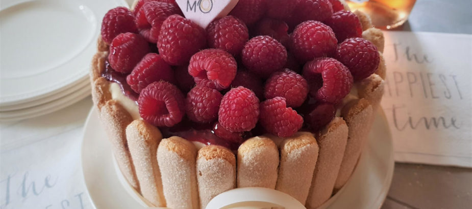 verrukkelijk champagne taartje met lange vingers en topping van frambozen