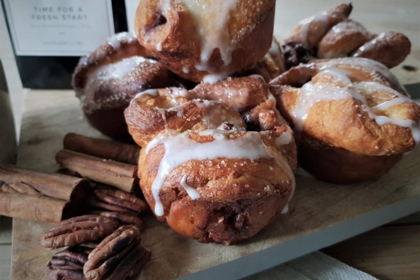heerlijke kaneelbroodjes met een laagje glazuur en gevuld met pecan noten