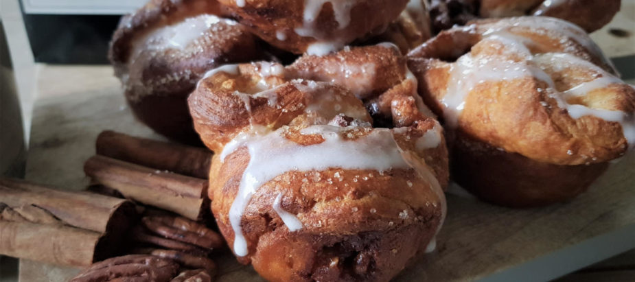 heerlijke kaneelbroodjes met een laagje glazuur en gevuld met pecan noten