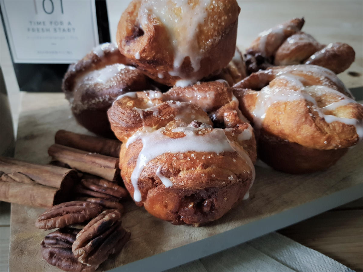 heerlijke kaneelbroodjes met een laagje glazuur en gevuld met pecan noten