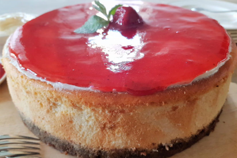 new york cheesecake, heerlijk en authentiek, met een laag aardbeienjam