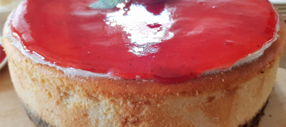 new york cheesecake, heerlijk en authentiek, met een laag aardbeienjam