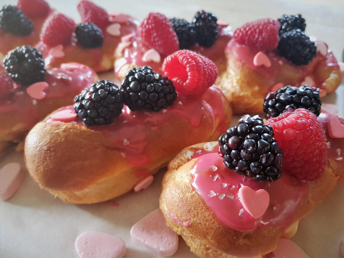 éclairs met rood fruit zo mooi, lief en lekker, deze eclairs met rood fruit