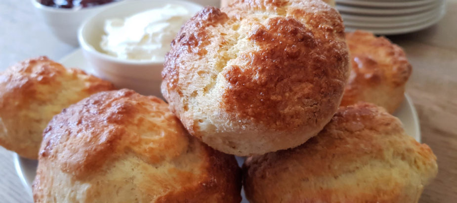 de allerlekkerste engelse scones, met clotted cream en jam