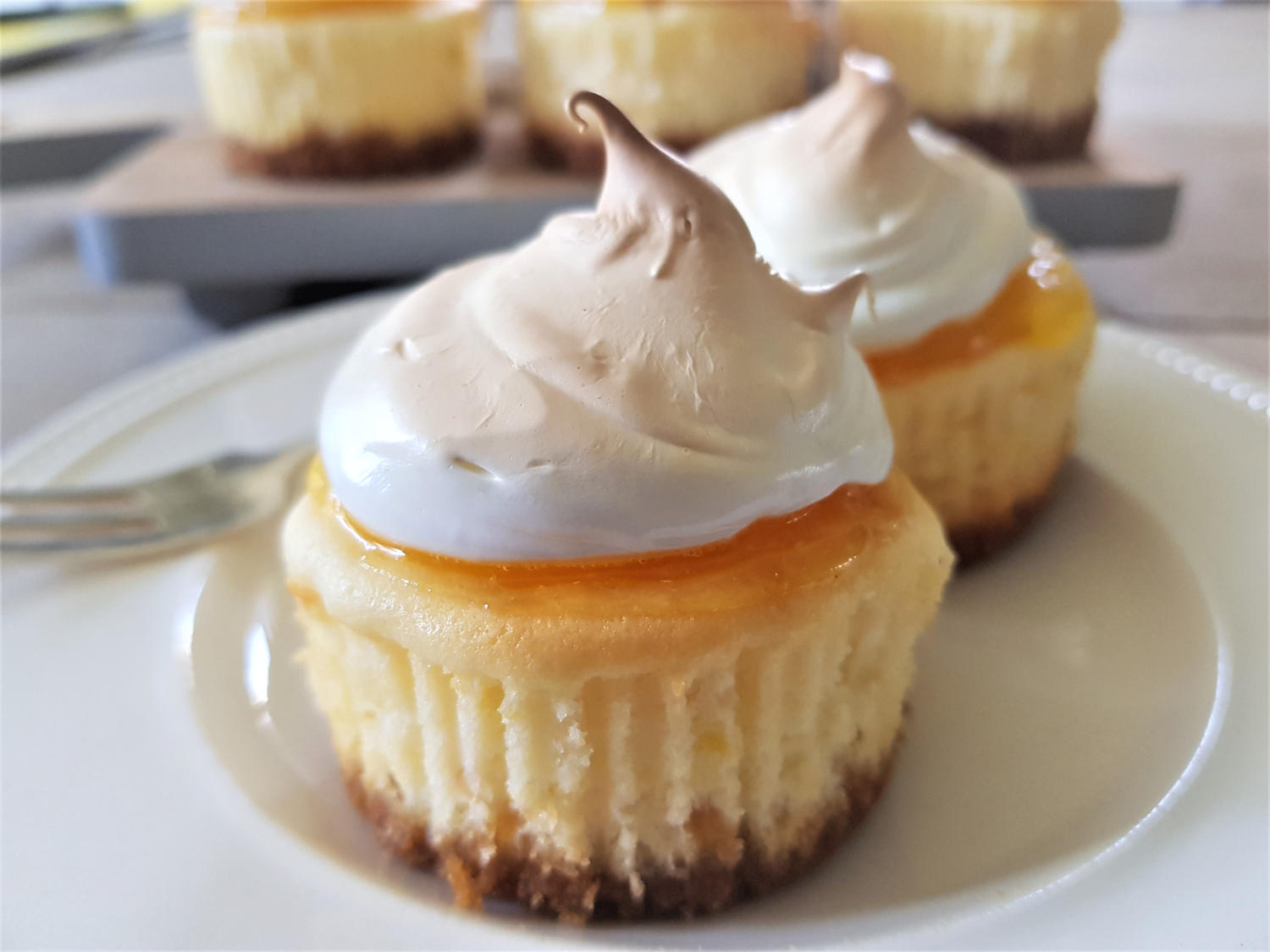 Lemon meringue cupcakes 2 verrukkelijke lemon meringue cupcakes of mini cheesecakejes, gemakkelijk om zelf te bakken
