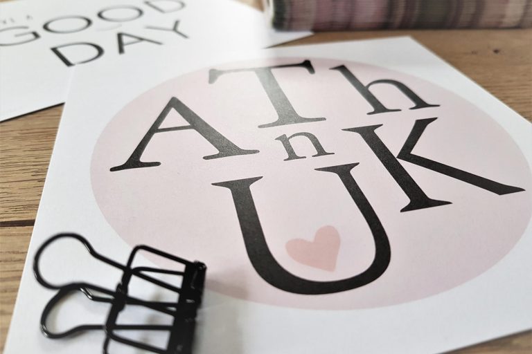 Thanks a million kaart Mooie kaart voor Secretaressedag met de tekst THANK U, inclusief zwarte binderclip