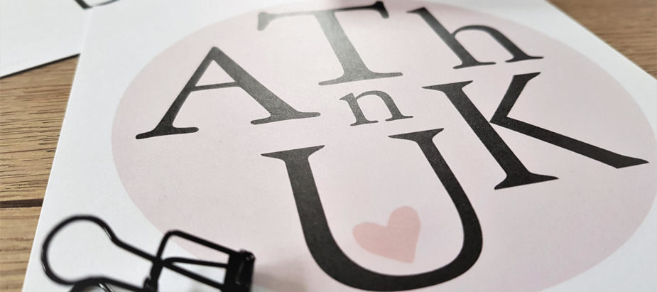 Mooie kaart voor Secretaressedag met de tekst THANK U, inclusief zwarte binderclip