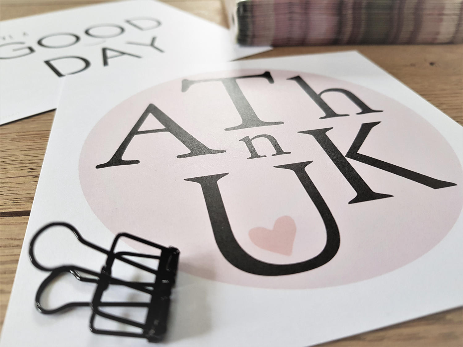 Thanks a million kaart Mooie kaart voor Secretaressedag met de tekst THANK U, inclusief zwarte binderclip