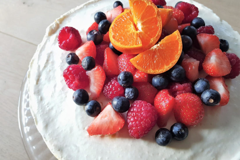 heerlijke romige kwarktaart met een topping van vers rond fruit en mandarijn