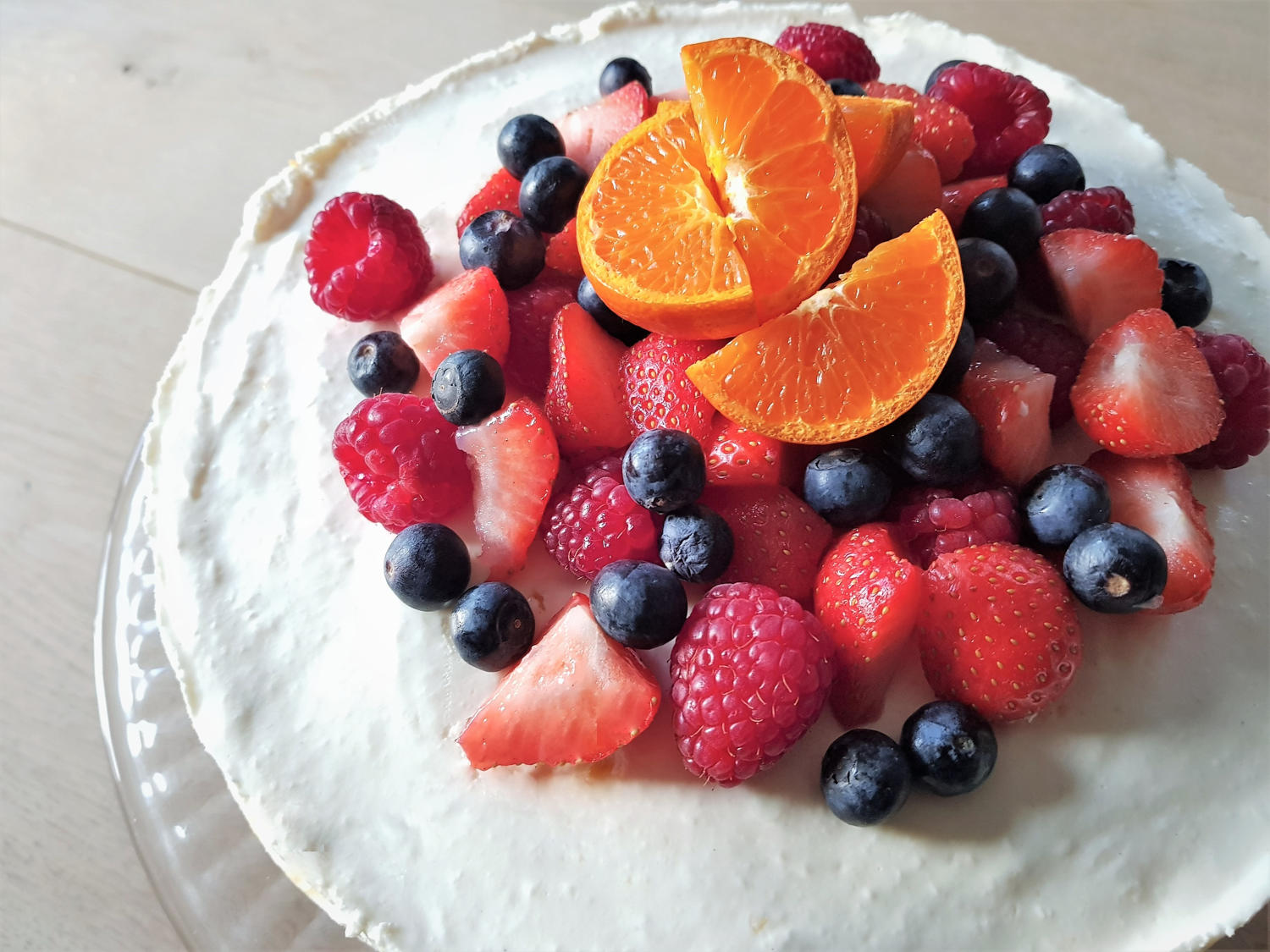 heerlijke romige kwarktaart met een topping van vers rond fruit en mandarijn