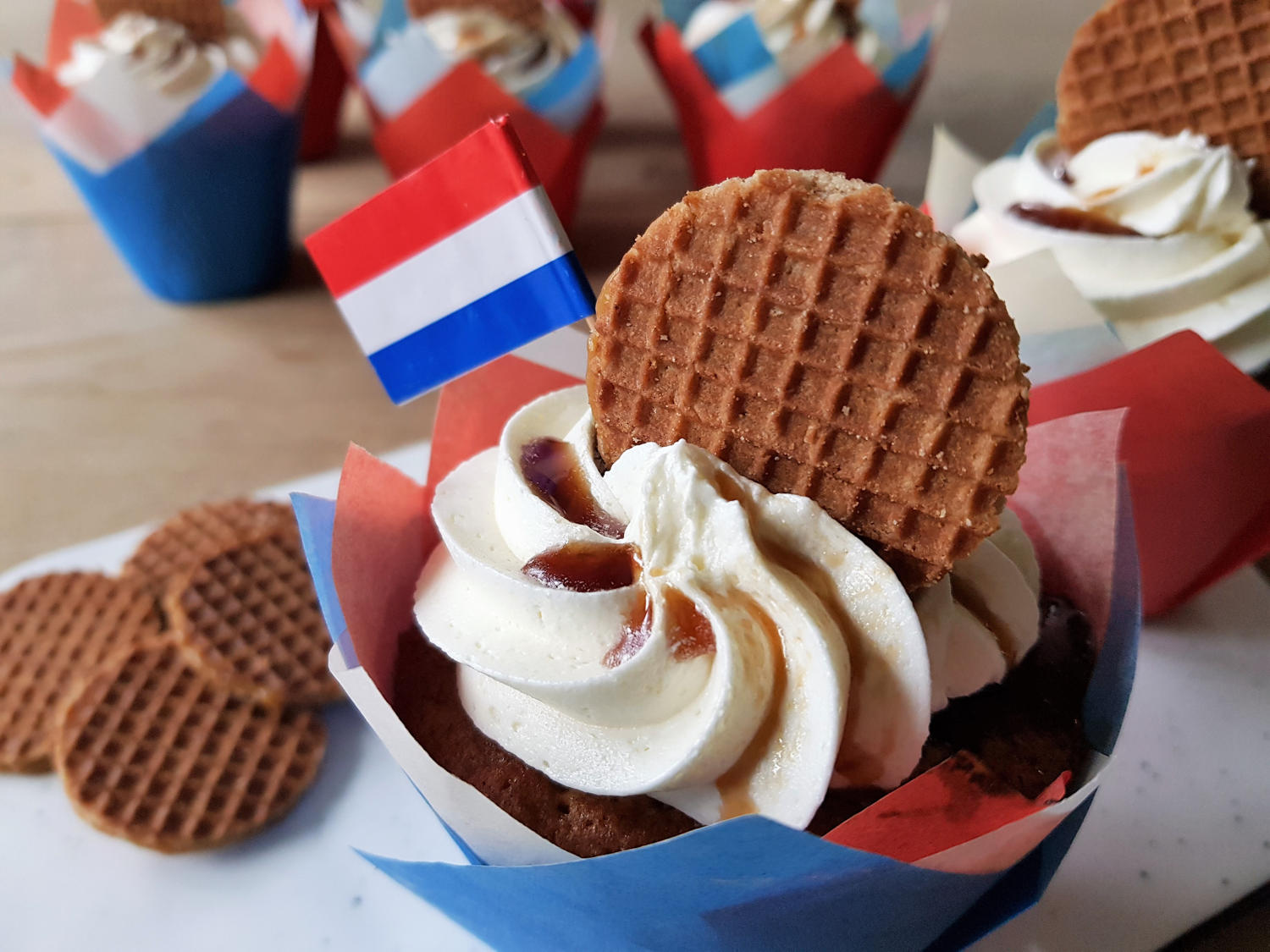 super lekkere stroopwafel cupcakes met rood/wit/blauw jasje