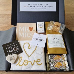 Een super leuk huwelijkskadootje, dit pakketje met toepasselijke thee, lekkere fudge, sparkling winegums en nougat, 'Love'servetten en bovendien een heel leuk Mr & Mrs tegeltje met standaard