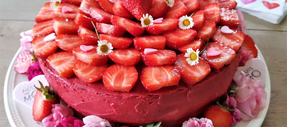 aardbeientaart, versierd met eetbare bloemen, voor mama