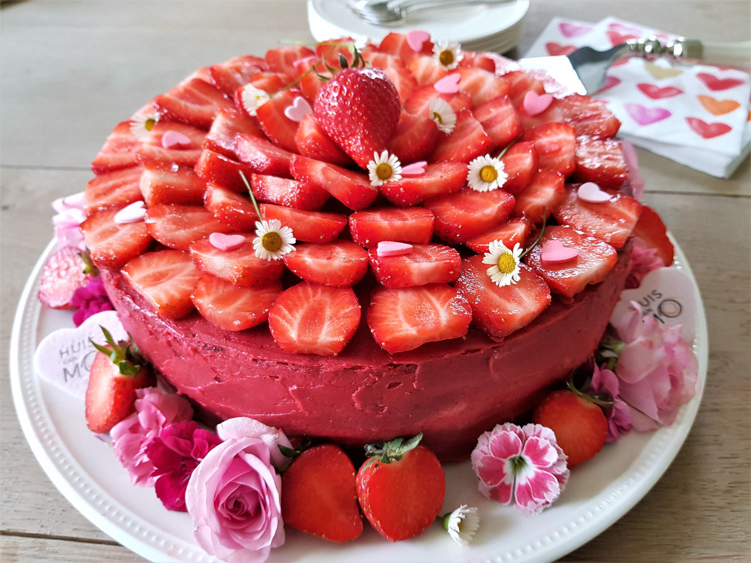 aardbeientaart, versierd met eetbare bloemen, voor mama