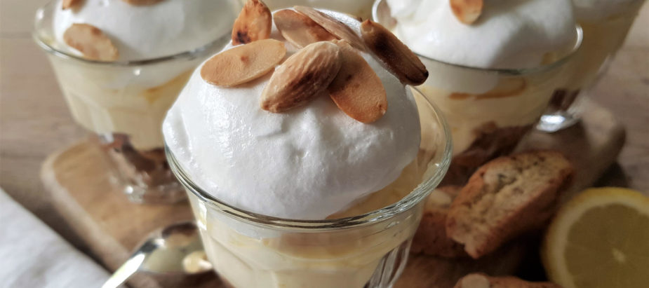 superlekker taartje of dessert, kleine glazen gevuld met mascarponeroom, amandel cantucini en eiwitschuim