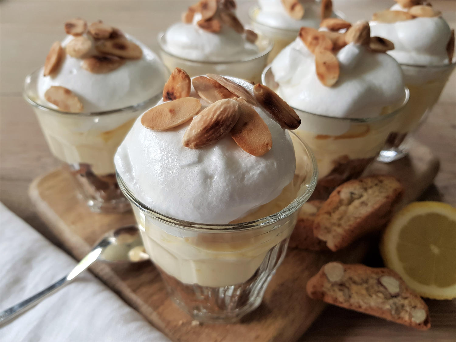 superlekker taartje of dessert, kleine glazen gevuld met mascarponeroom, amandel cantucini en eiwitschuim