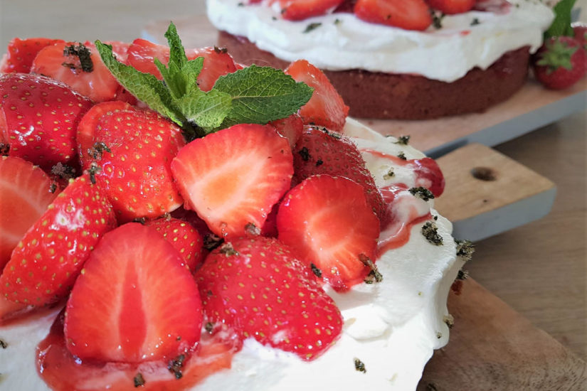 frisse aardbeientaart 2 stuks heerlijke strawberry sponge cake, 2 aardbeientaartjes met room en muntsuiker