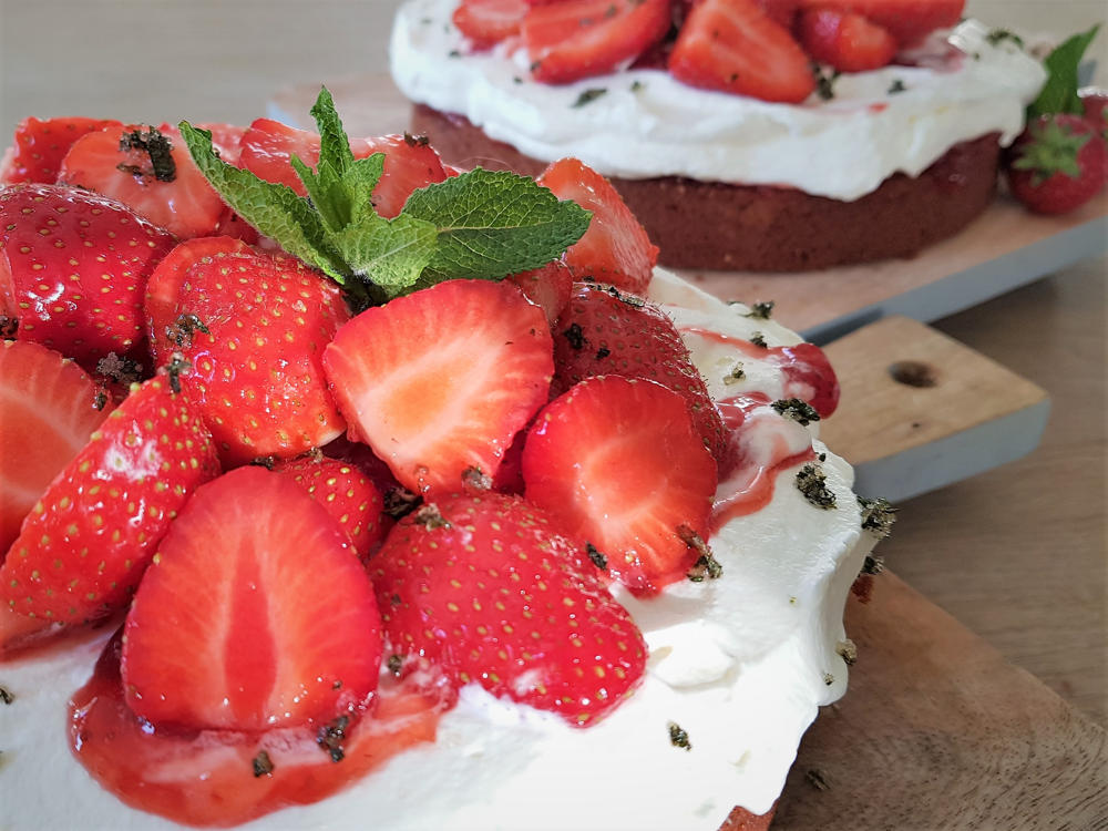 heerlijke strawberry sponge cake, 2 aardbeientaartjes met room en muntsuiker