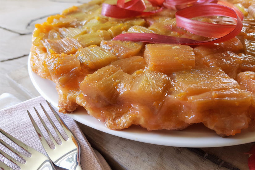 prachtige én lekkere tarte tatin rabarbertaart, gedecoreerd met rode rabarberschil linten
