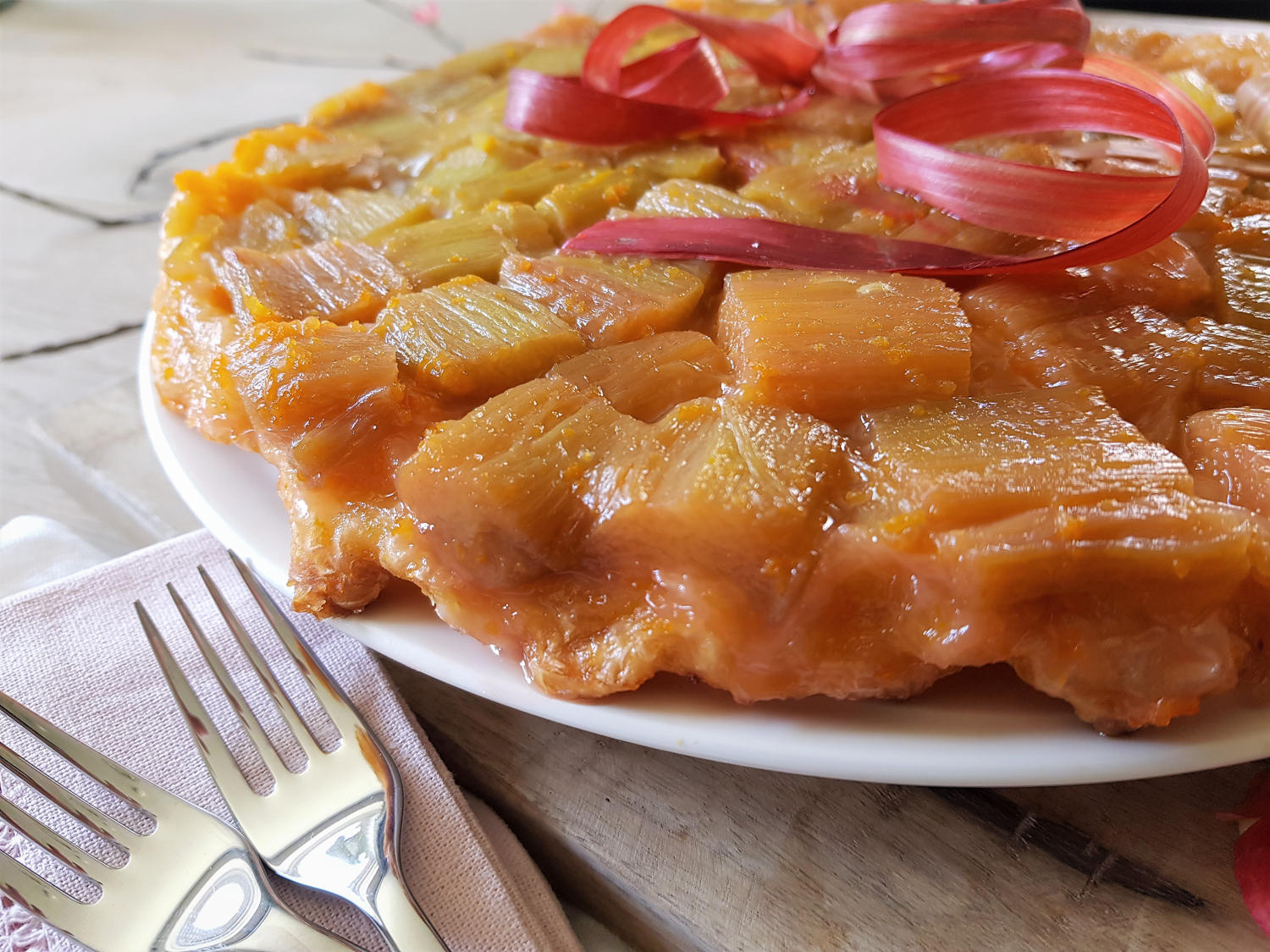 prachtige én lekkere tarte tatin rabarbertaart, gedecoreerd met rode rabarberschil linten
