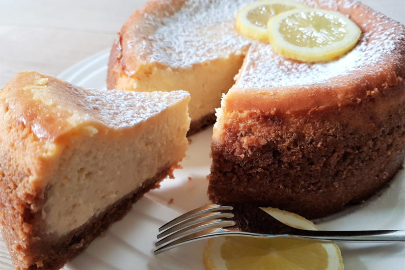 citroen cheesecake creamy lemon cheesecake, bestrooid met poedersuiker