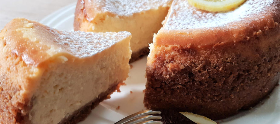 creamy lemon cheesecake, bestrooid met poedersuiker