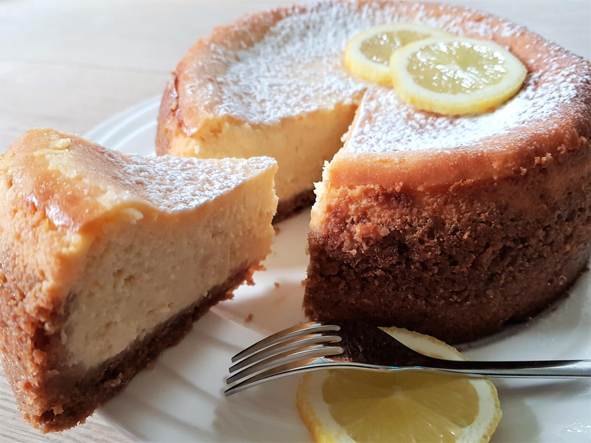creamy lemon cheesecake, bestrooid met poedersuiker