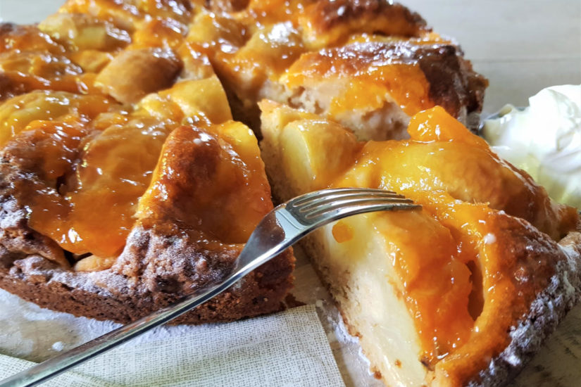 wilde perziktaart heerlijke taart van wilde perziken met een glanzend laagje abrikozenjam