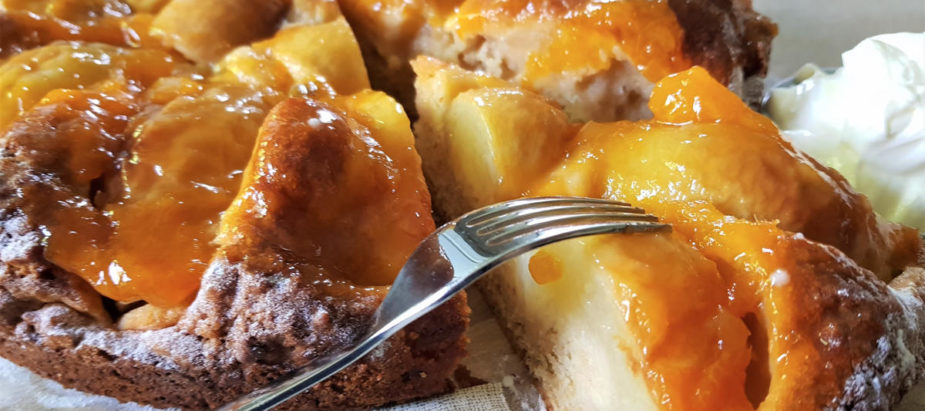 heerlijke taart van wilde perziken met een glanzend laagje abrikozenjam