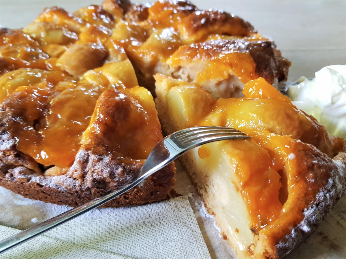 heerlijke taart van wilde perziken met een glanzend laagje abrikozenjam