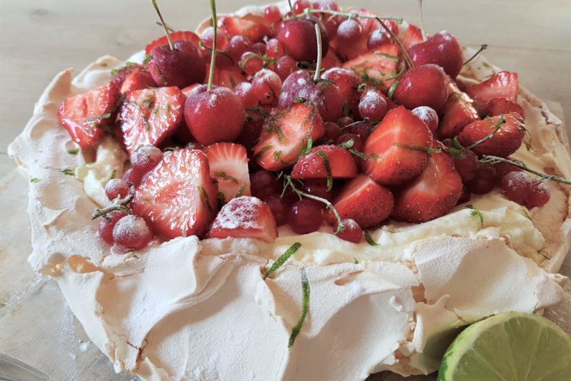 zomerse pavlova met rood fruit heerlijk luchtige en frisse pavlova met witte rum, limoen en rood fruit