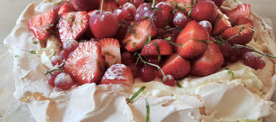 heerlijk luchtige en frisse pavlova met witte rum, limoen en rood fruit