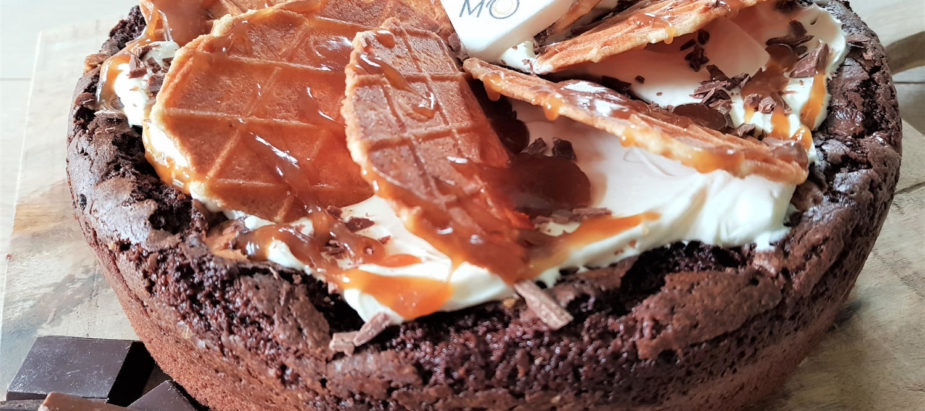 super lekkere chocolade taart met room, karamel en koekjes