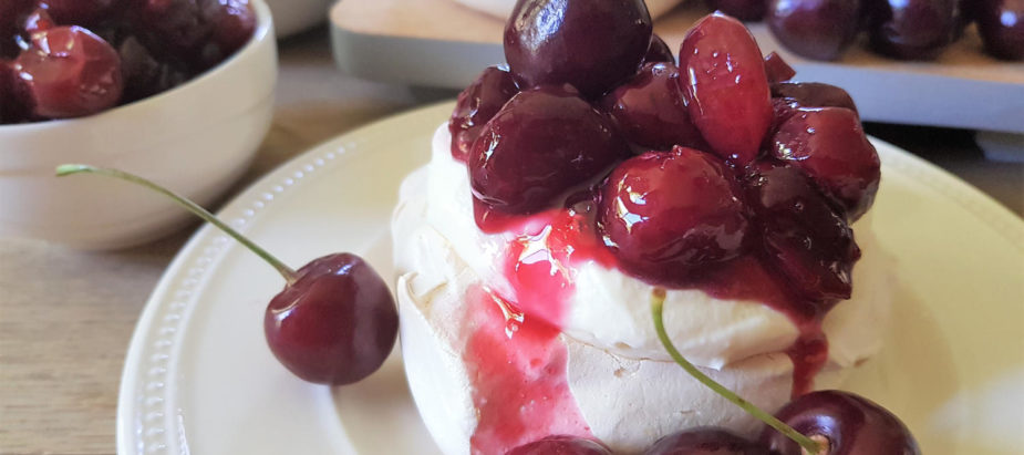 de lekkerste kersen schuimtaartjes met hollandse kersen