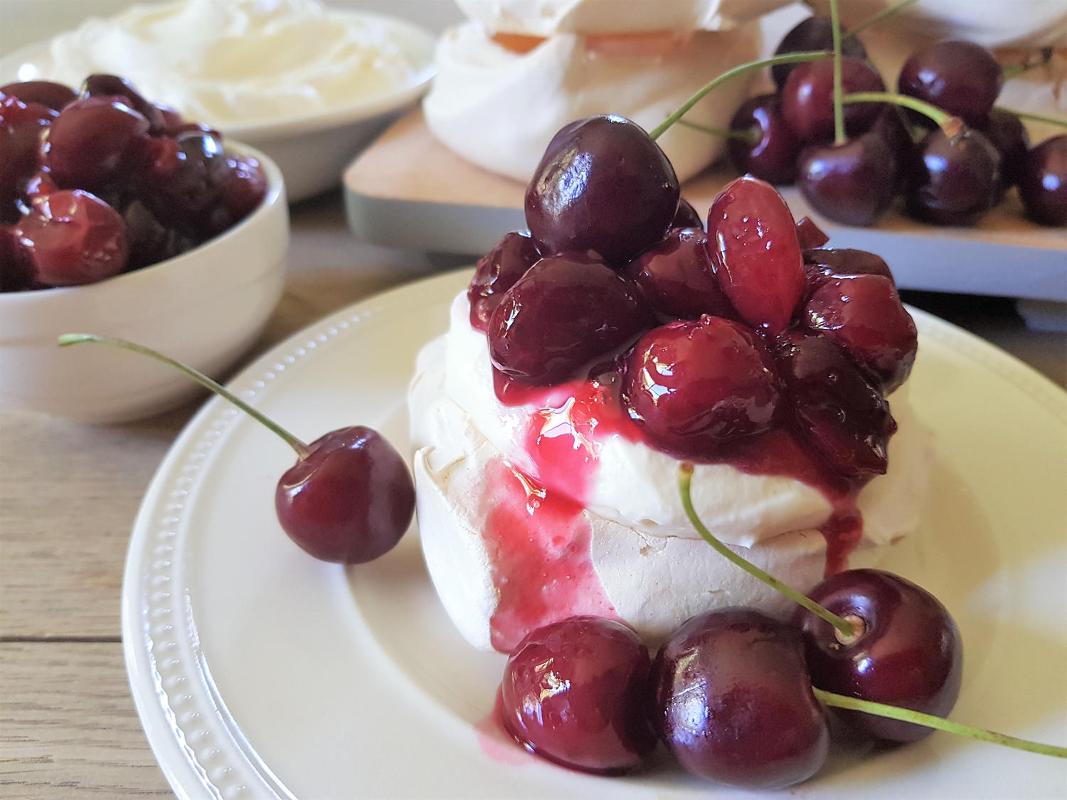 de lekkerste kersen schuimtaartjes met hollandse kersen