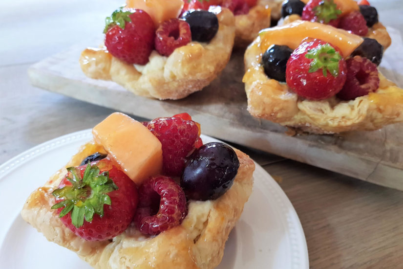 vers fruit gebakjes bladerdeeg schelpen met heerlijke zwitserse room en vers fruit