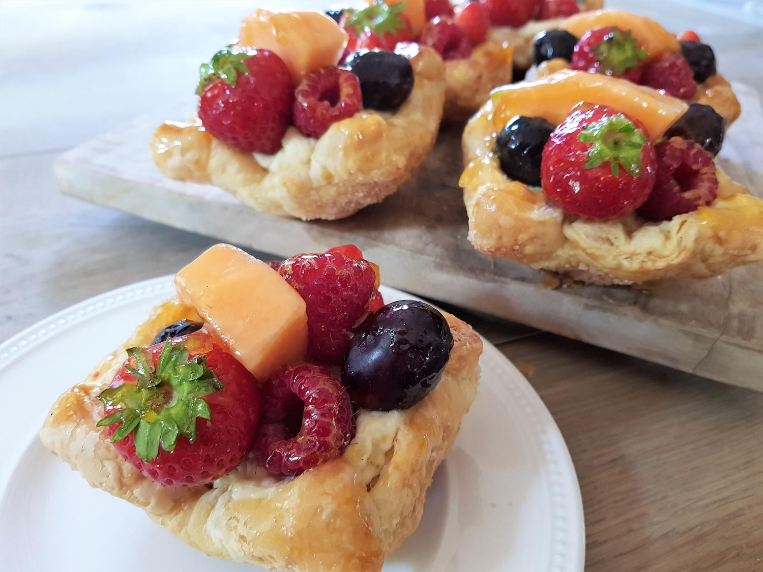 bladerdeeg schelpen met heerlijke zwitserse room en vers fruit